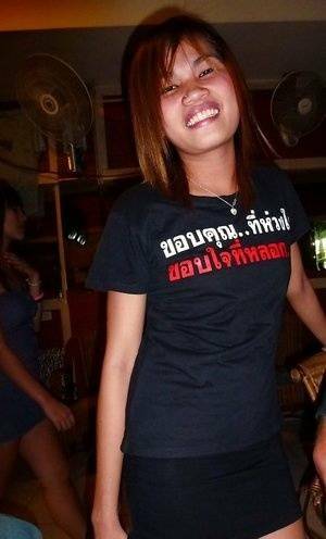 Petite Thai bargirl Tan taking POV cumshot on trimmed vagina - Thailand on fangals.org