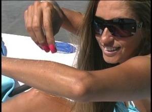 Amateur model Lori Anderson exhibits her hairy forearms in sunglasses on fangals.org