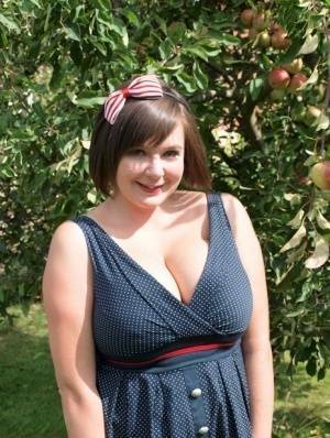 Fat amateur Roxy shows her bare legs in a short dress in the backyard on fangals.org