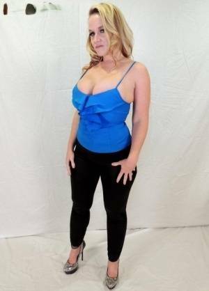 Middle-aged blonde Dee Siren displays her ample cleavage in tight pants on fangals.org