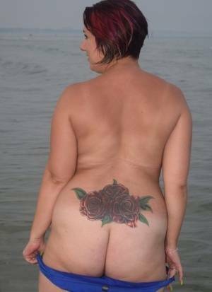 Older amateur Sara Banks poses naked in the ocean with a couple of girlfriends on fangals.org