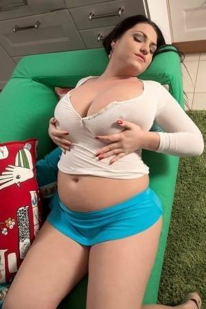 Huge titted hot fatty Juliana Simms wets her white t-shirt for a nipple view on fangals.org