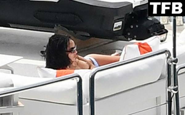 Zoe Kravitz Goes Topless While Enjoying a Summer Holiday on a Luxury Yacht in Positano on fangals.org