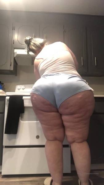 Jexkaawolves cooking some breakfast and dancing to some music xxx onlyfans porn videos on fangals.org