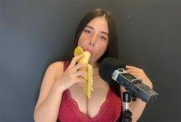 ASMR Wan Sucking a Banana Video Leaked on fangals.org