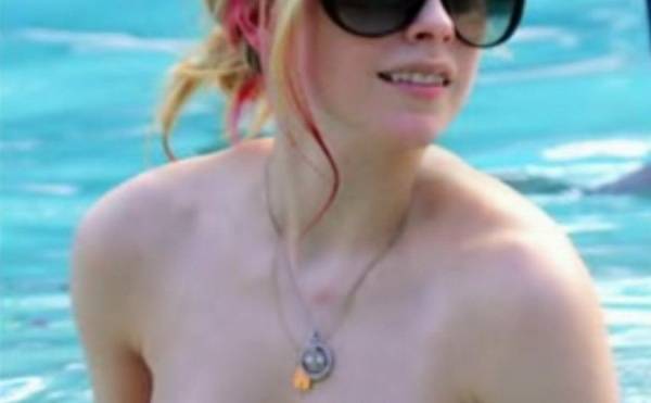 Avril Lavigne Nude on fangals.org