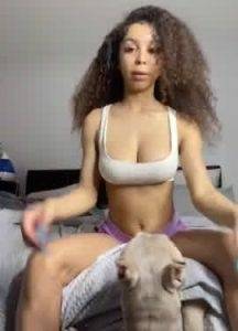 Hot ebony girl shaking her ass on periscope on fangals.org