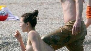 China Chow Goes Topless At The Beach (28 Photos) Mega - China on fangals.org