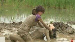 Two women have a romantic time in mud Thothub on fangals.org