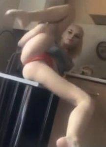 Flexible blonde teen naughty on periscope on fangals.org