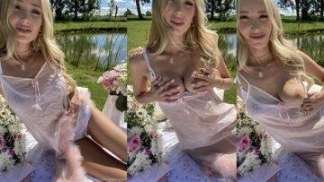 GwenGwiz Leaked Nude Picnic Photos on fangals.org