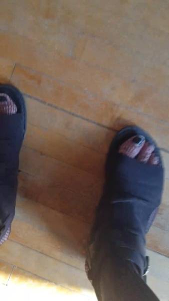 Missmarianne creaking floor under feet walking sandals foot fetish XXX porn videos on fangals.org