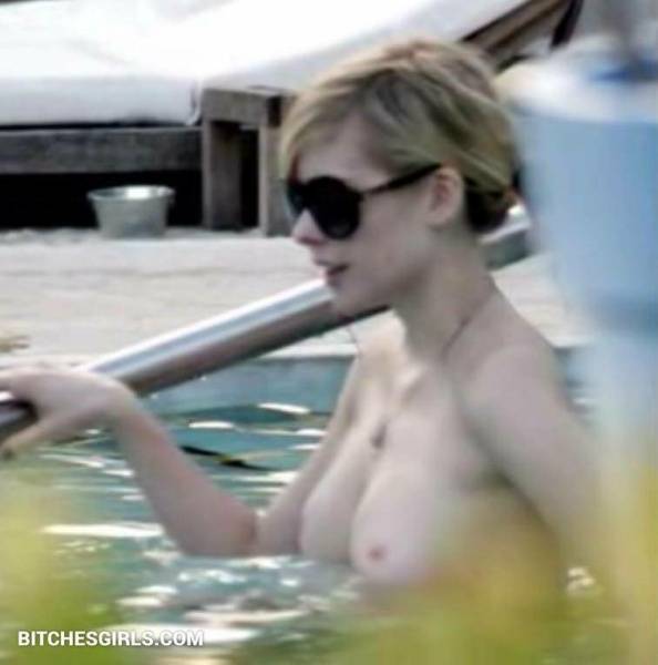 Avril Lavigne Nude Celebrity Leaked Tits Photos on fangals.org