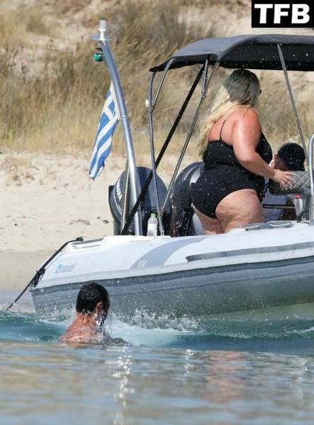 Gemma Collins Flashes Her Nude Boobs on the Greek Island of Mykonos on fangals.org