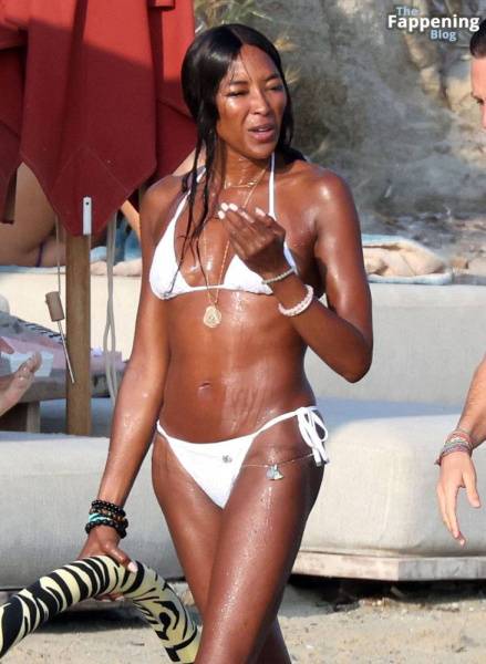 Naomi Campbell Shows Off Her Sexy Figure During Her Holiday with DJ Rampa on the Beaches of Mykonos (123 Photos) - Britain - Germany on fangals.org