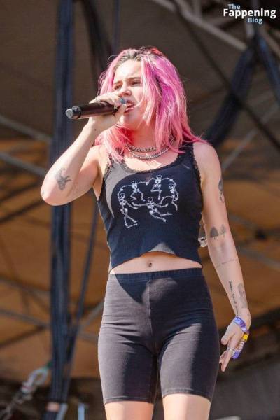 Bea Miller Shows Off Her Cameltoe on Stage (17 Photos) - Usa on fangals.org