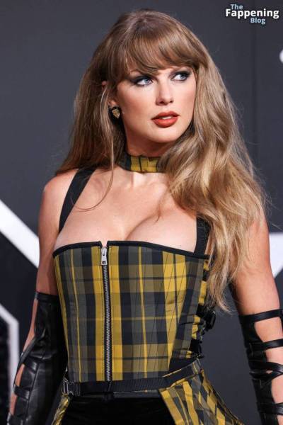 Taylor Swift Displays Nice Cleavage at the MTV VMAs (170 Photos) on fangals.org