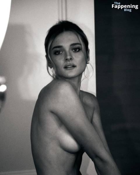 Charlotte Lawrence Topless (4 Photos) on fangals.org